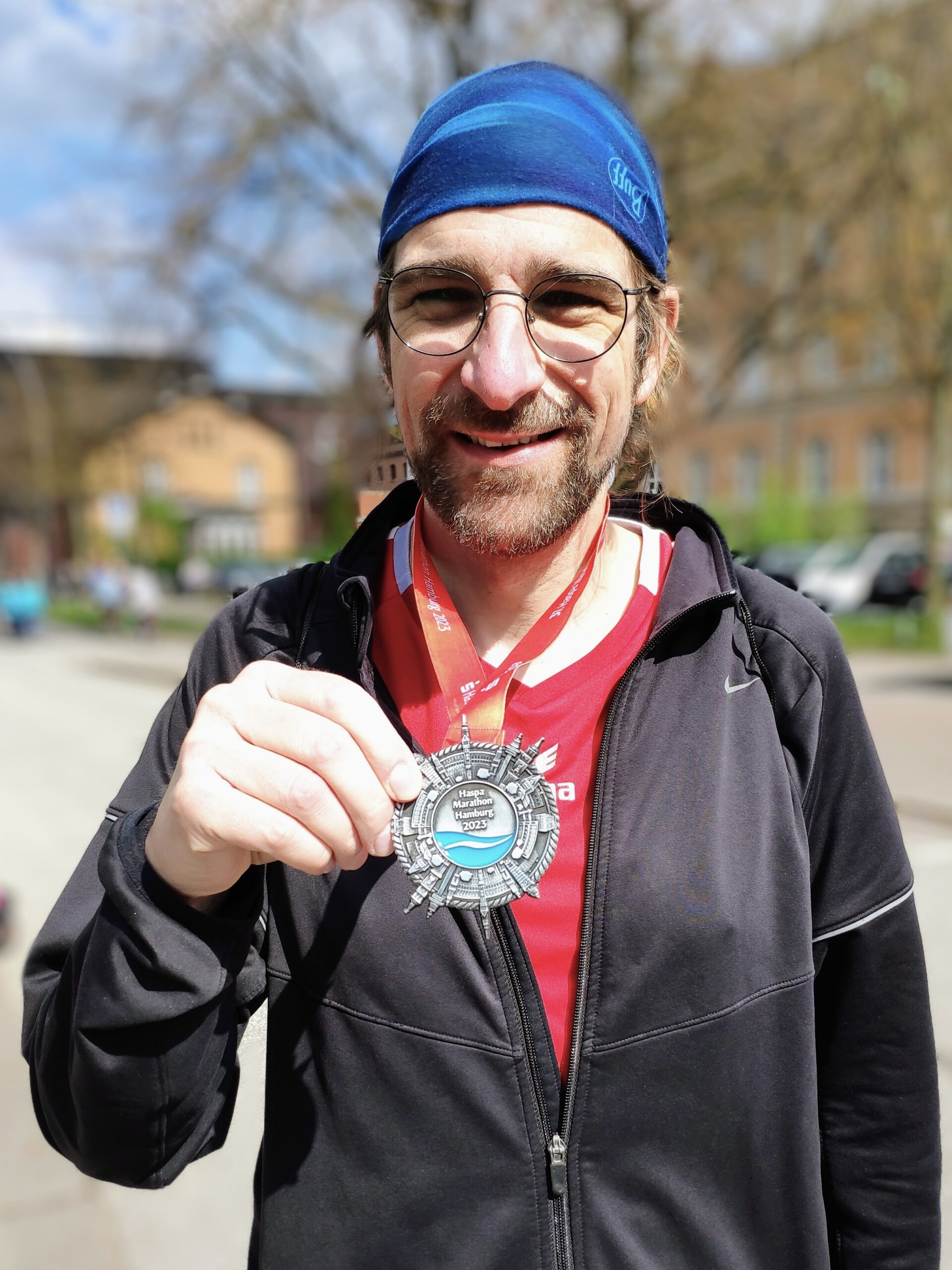 Stefan mit der Marathon-Medaille<br />
Bild: Stefan Gesigora