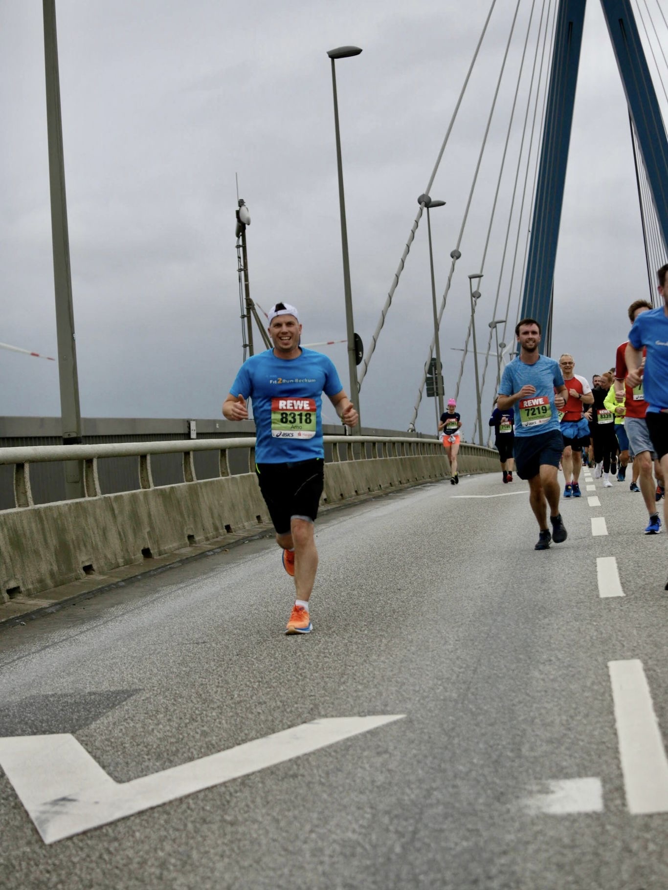 Running with a smile; Bild: Arno Ierardi, Meine-Sportfotos